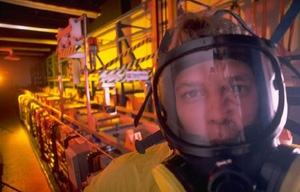 Trabajador con m�scara y traje de protecci�n 