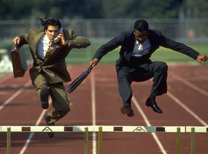 Dos ejecutivos con traje compitiendo en pista