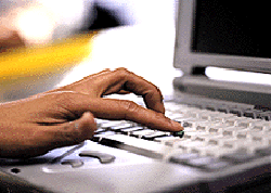 ordenador portatil y teclado