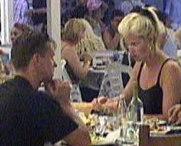 Pareja joven cenando en un restaurante