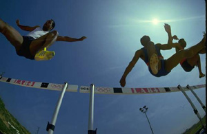 atletas saltando vallas en una carrera