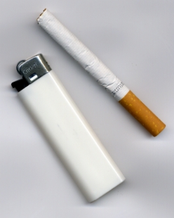 Cigarrillo y mechero