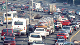 Congesti�n de veh�culos en una autopista.